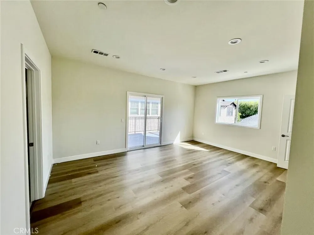 915 W 21st St, South Los Angeles, CA 90007