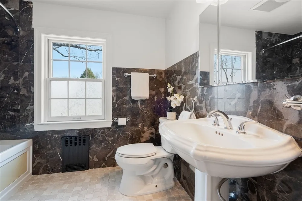 29 Gammons Rd, Newton, MA 02468