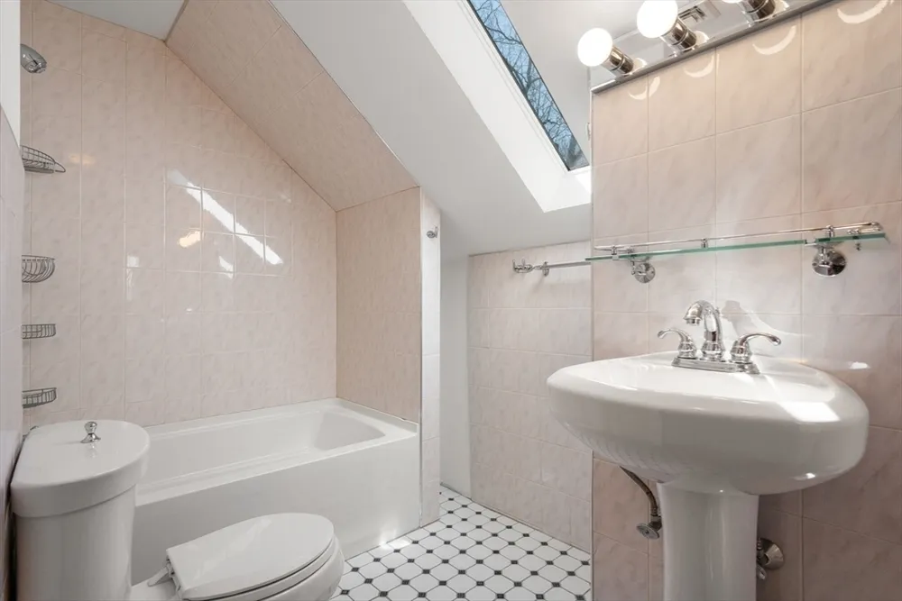 29 Gammons Rd, Newton, MA 02468