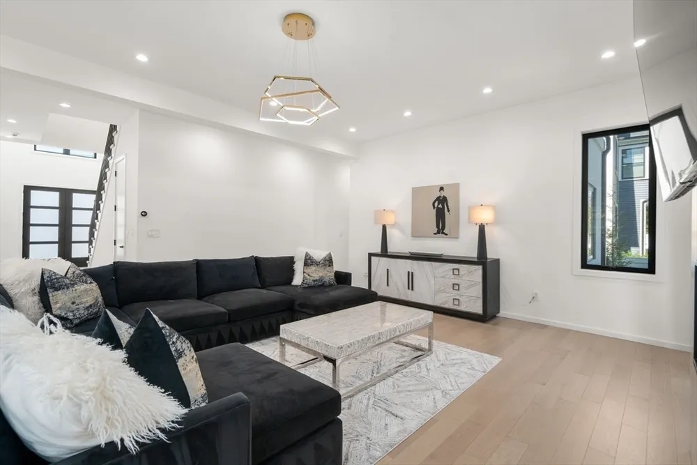 29 Hanson Rd, Newton, MA 02459