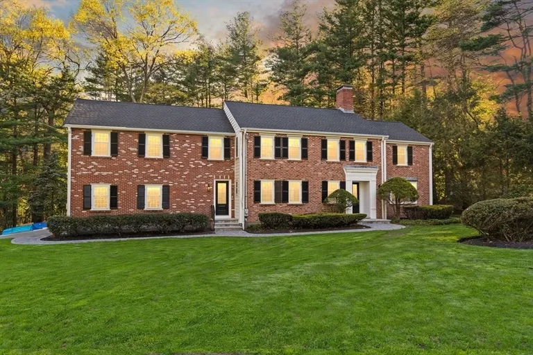 35 Grey Ln, Lynnfield, MA 01940