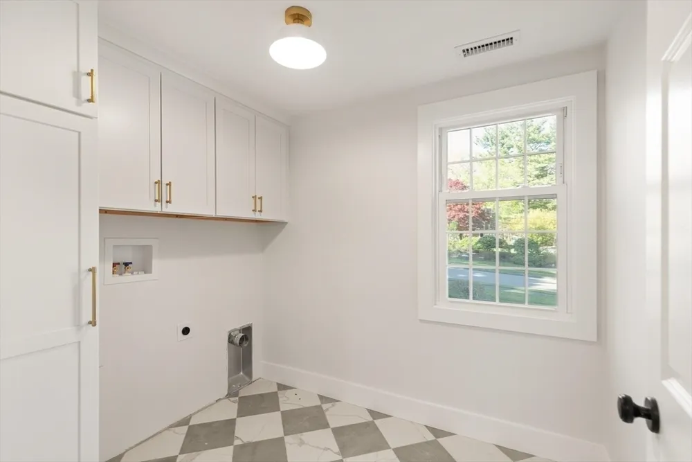 35 Grey Ln, Lynnfield, MA 01940