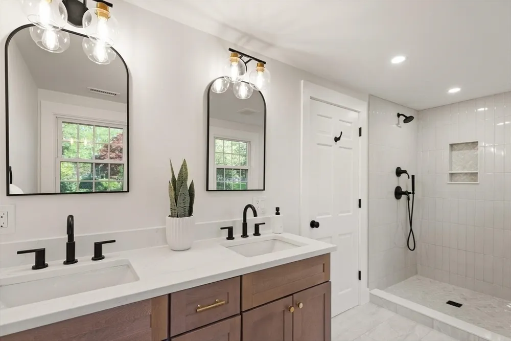 35 Grey Ln, Lynnfield, MA 01940