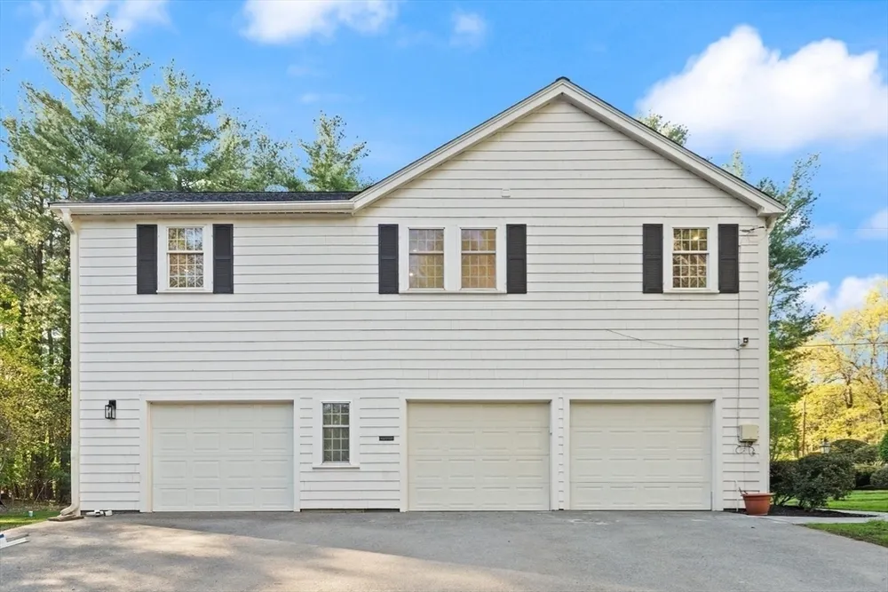 35 Grey Ln, Lynnfield, MA 01940