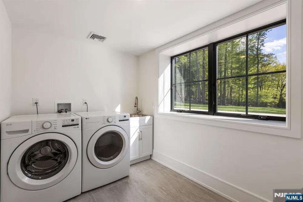 36 Hampshire Hill Rd, Upper Saddle River, NJ 07458