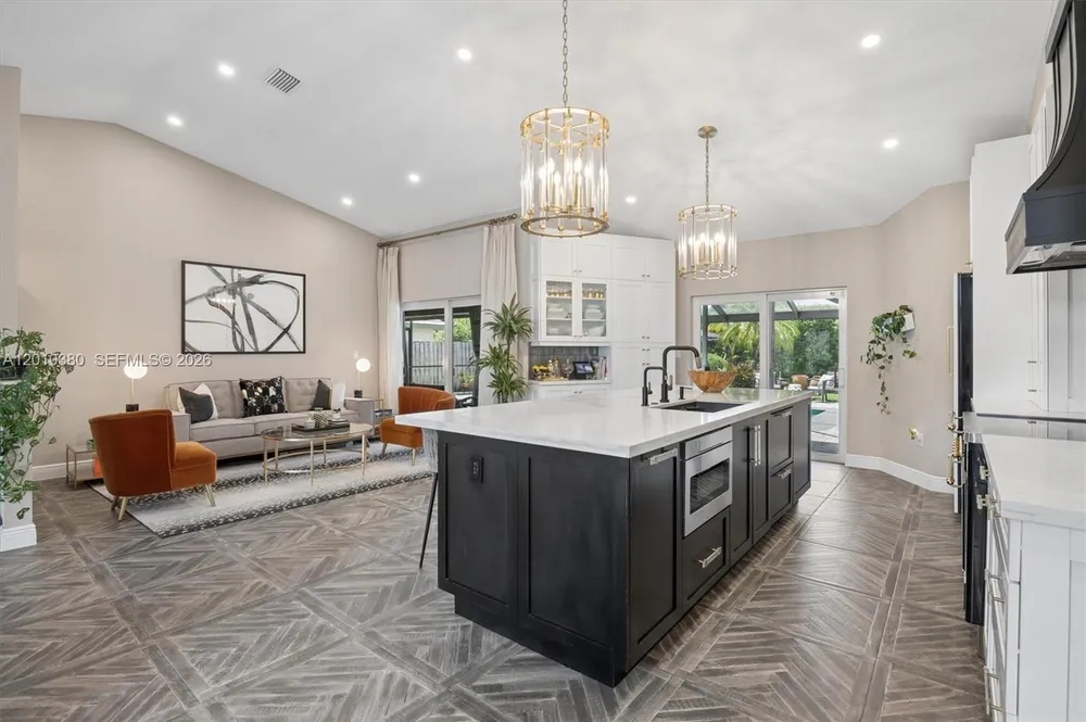 811 Amherst Ave, Davie, FL 33325