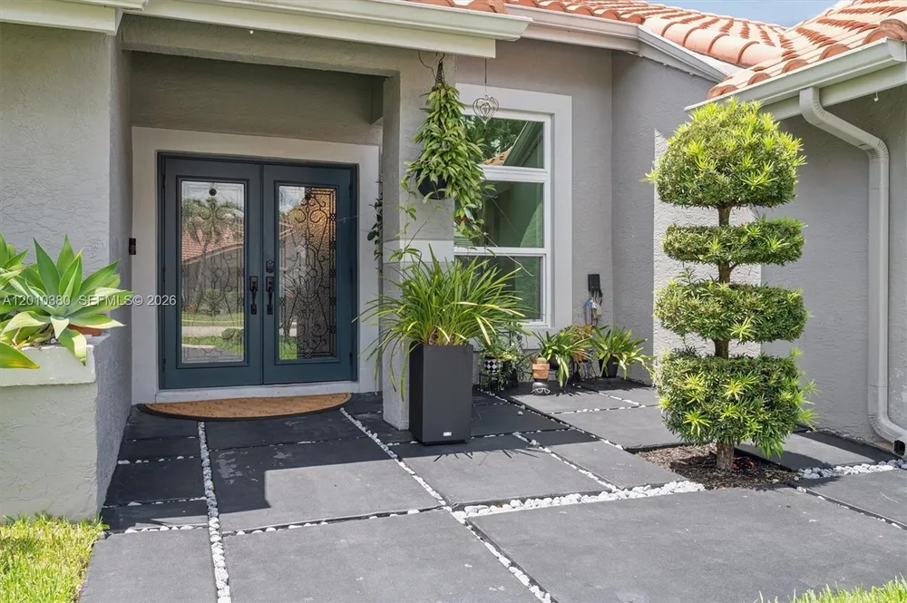 811 Amherst Ave, Davie, FL 33325