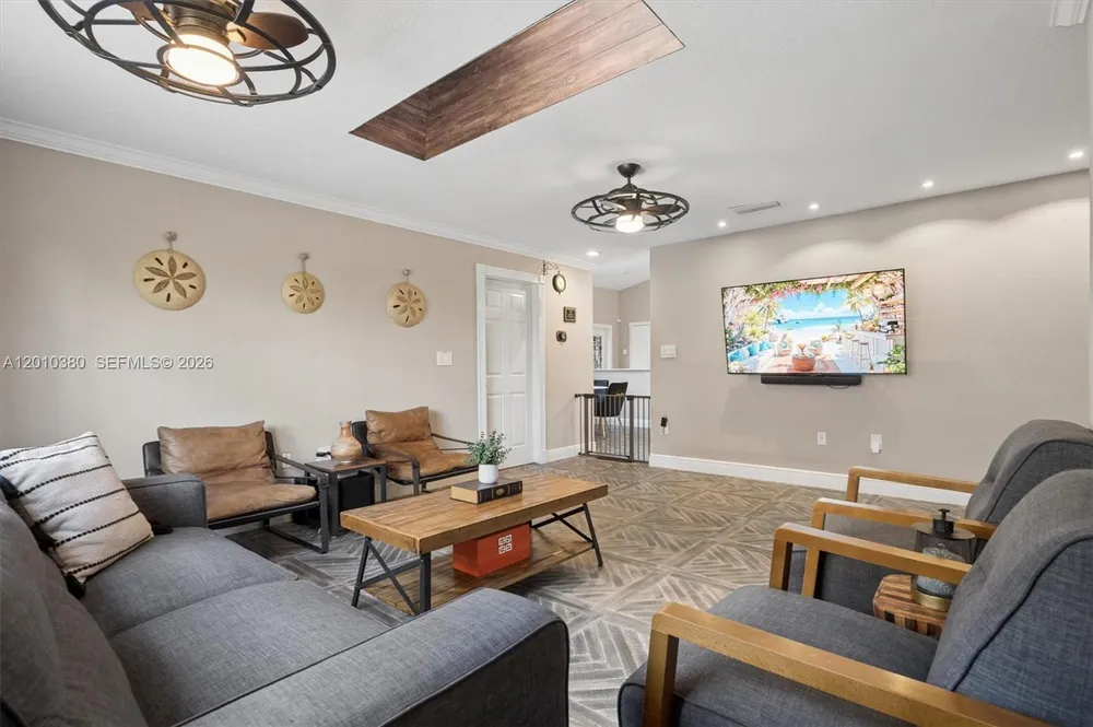 811 Amherst Ave, Davie, FL 33325