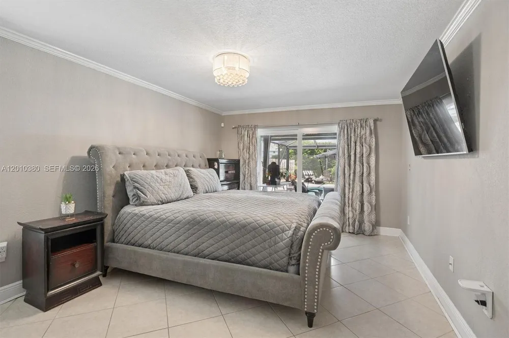 811 Amherst Ave, Davie, FL 33325