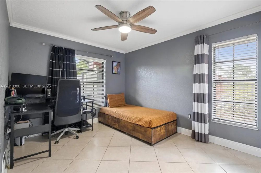 811 Amherst Ave, Davie, FL 33325