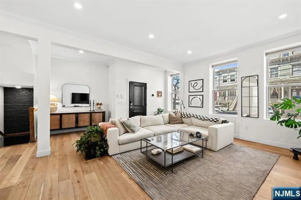 966 Summit Ave, Jersey City, NJ 07307