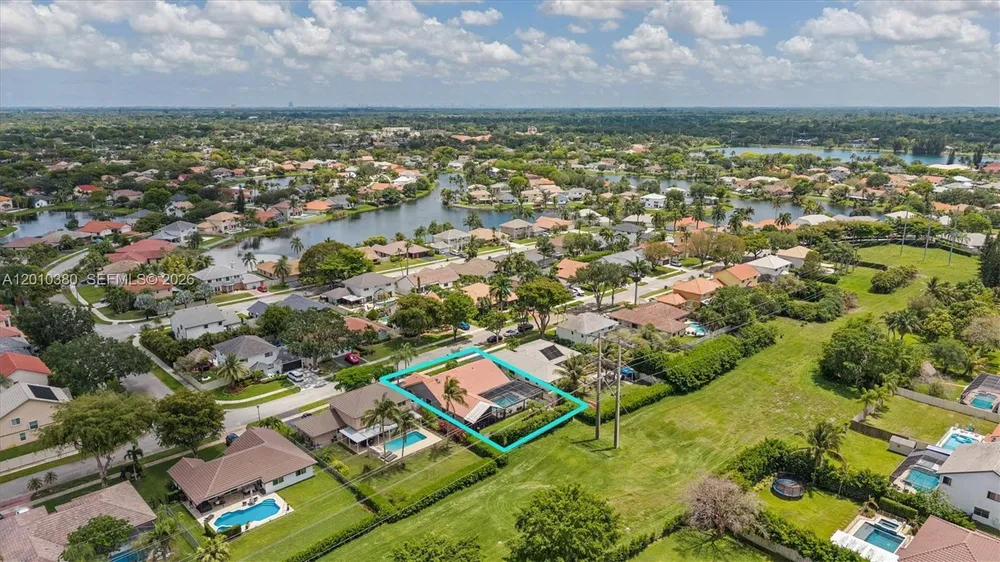 811 Amherst Ave, Davie, FL 33325