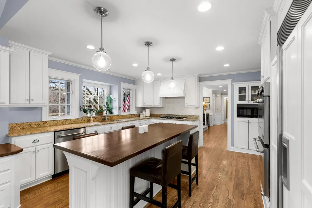4236 Heathcote Rd, Deephaven, MN 55391