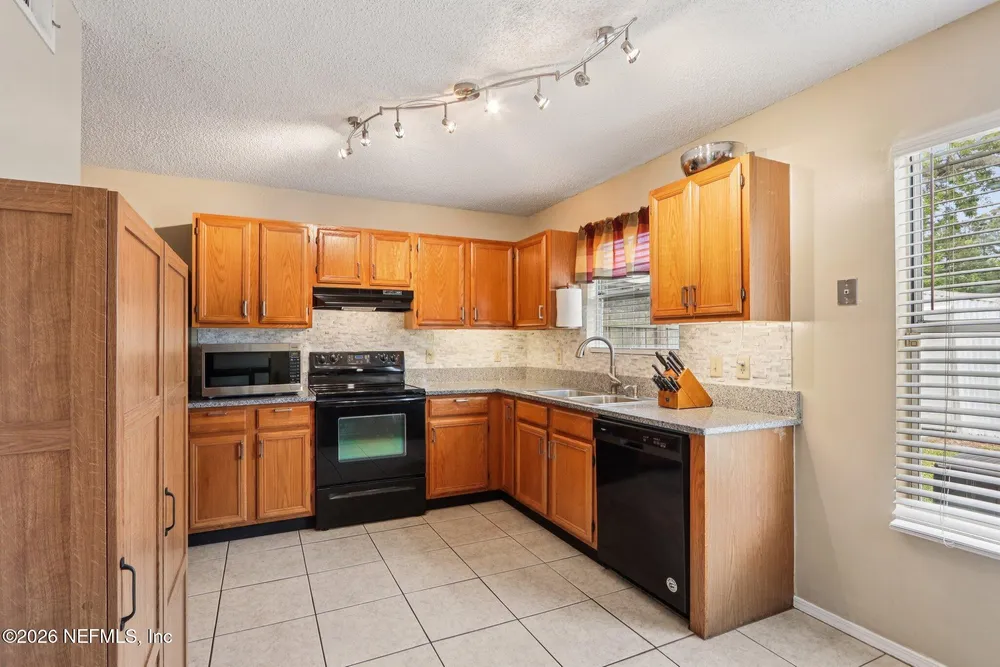 598 Staffordshire Dr, Jacksonville, FL 32225