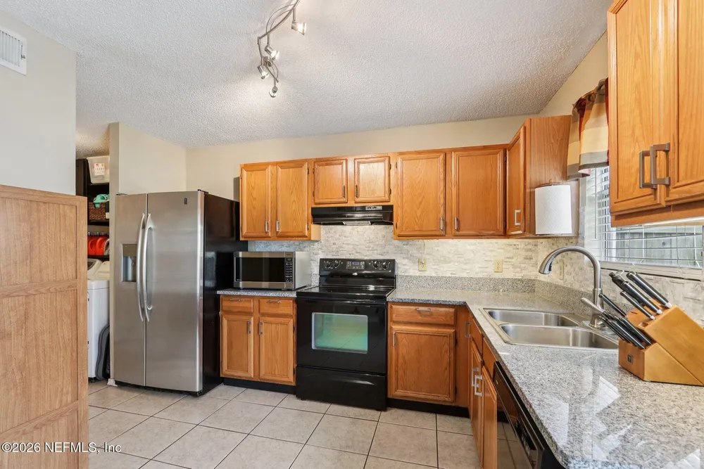 598 Staffordshire Dr, Jacksonville, FL 32225