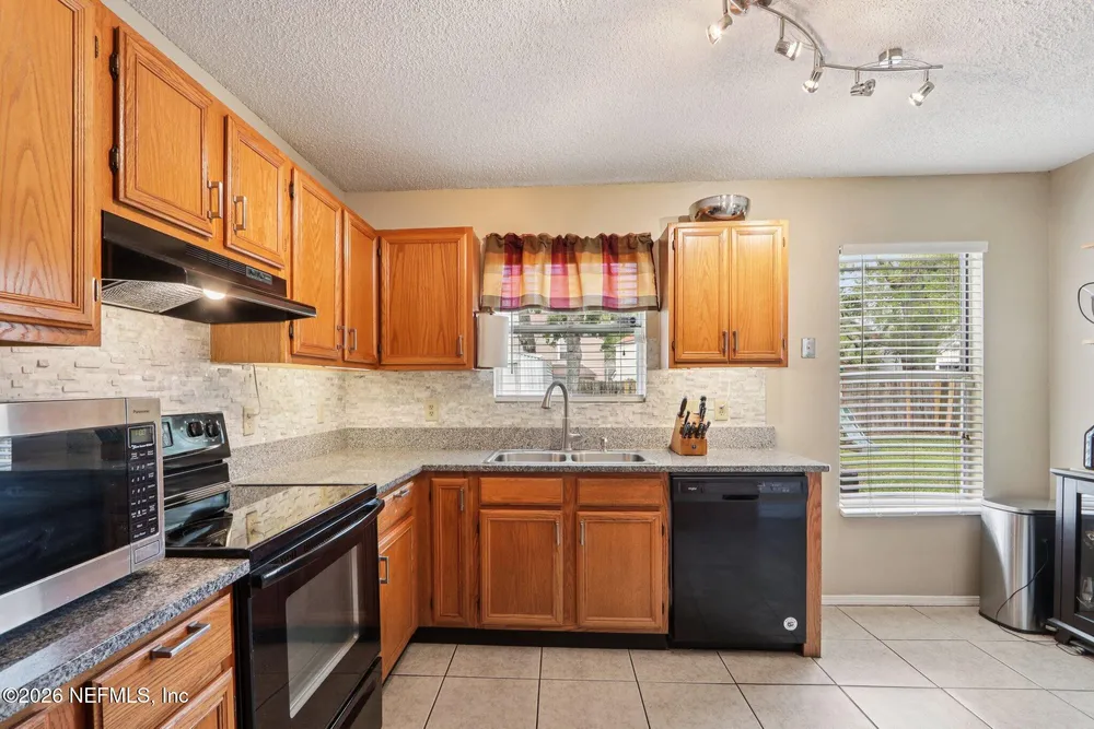 598 Staffordshire Dr, Jacksonville, FL 32225