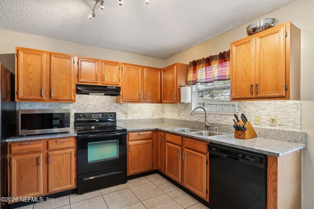 598 Staffordshire Dr, Jacksonville, FL 32225