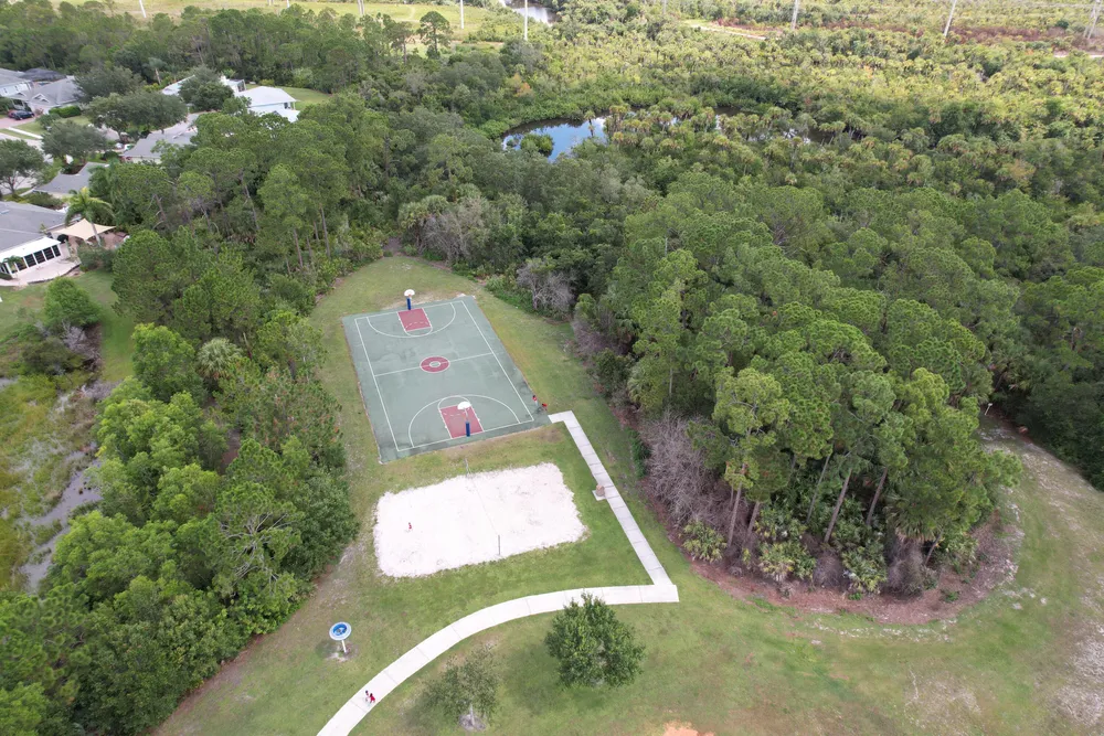 656 NE Waters Edge Ln, Port St Lucie, FL 34983