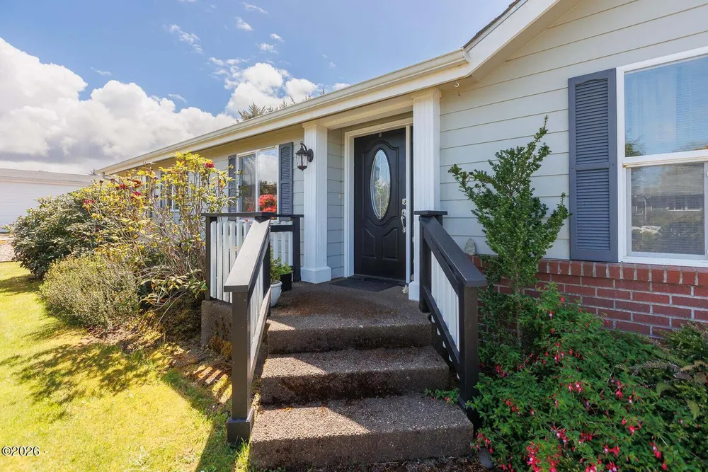 1215 SW Ocean Hills Dr, Waldport, OR 97394