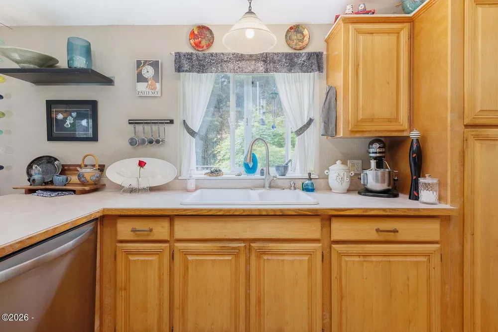 1215 SW Ocean Hills Dr, Waldport, OR 97394