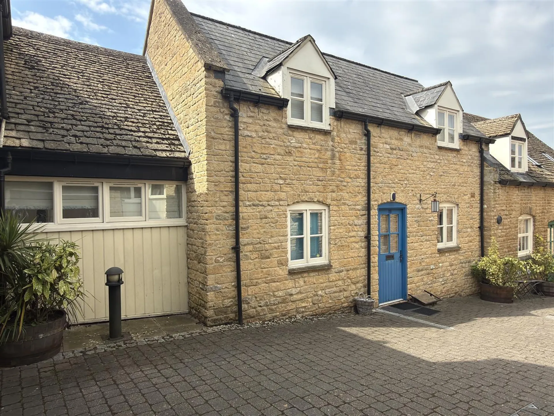 Property photo top 0