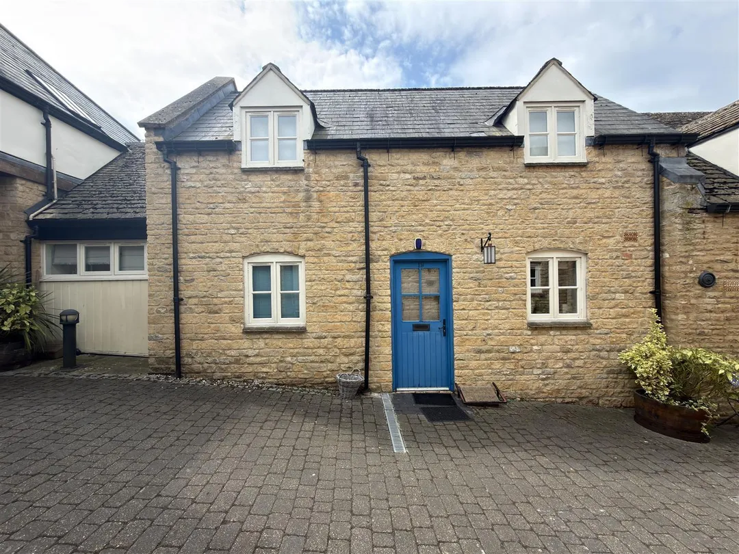 https://mr0.homeflow-assets.co.uk/files/photo/image/47241/7814/_x_/HfbgKgNNDE-N-P086EIalQ.jpg