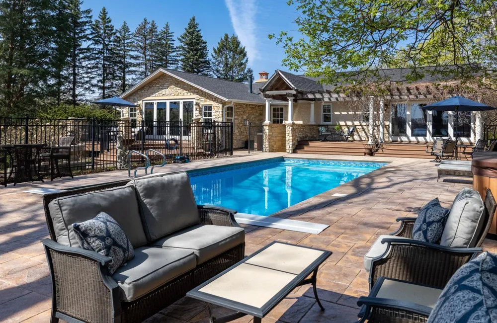 994 Wagon Wheel Trail, Mendota Heights, MN 55120