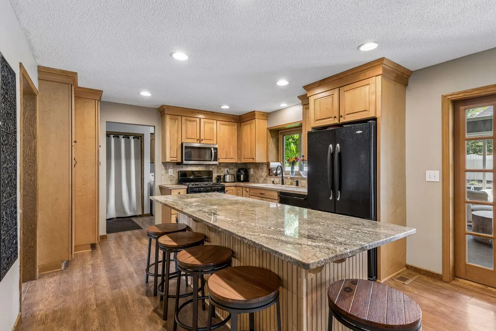 900 Nina Ct, Mendota Heights, MN 55118