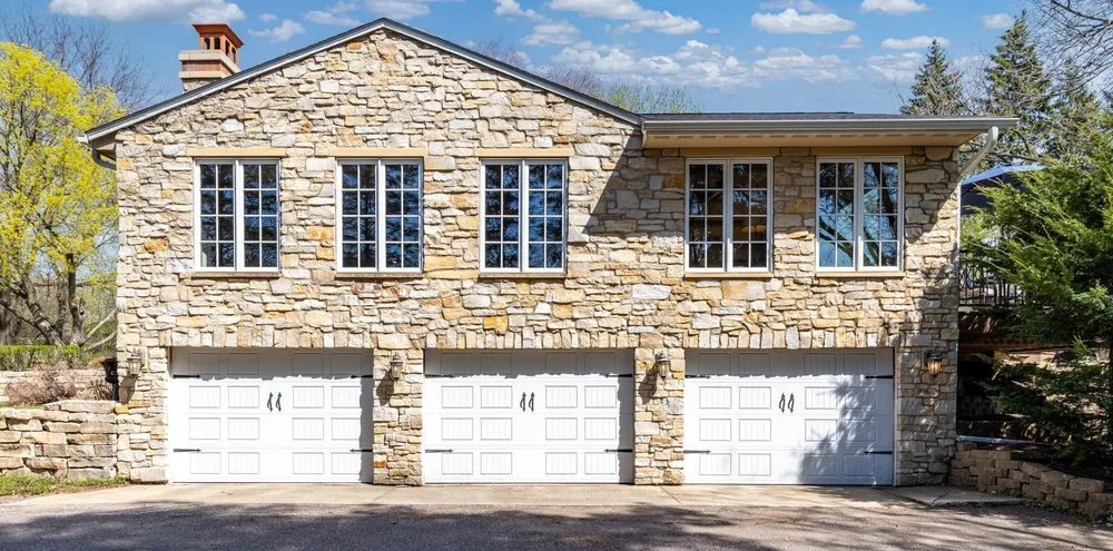 994 Wagon Wheel Trail, Mendota Heights, MN 55120