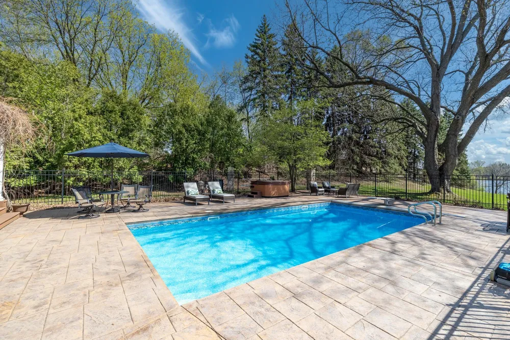 994 Wagon Wheel Trail, Mendota Heights, MN 55120