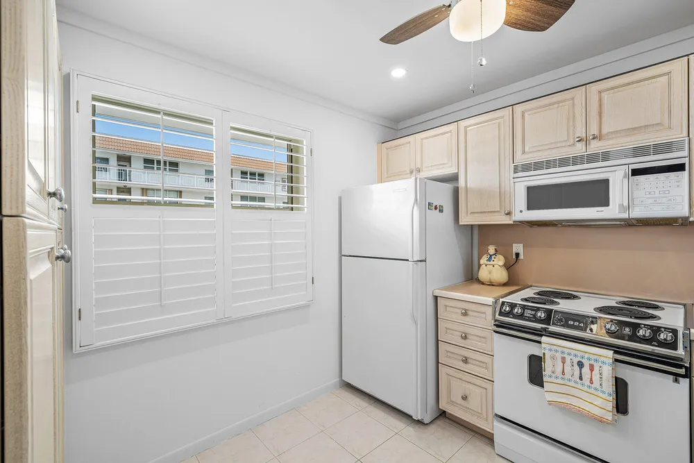 921 Gardenia Dr, Delray Beach, FL 33483
