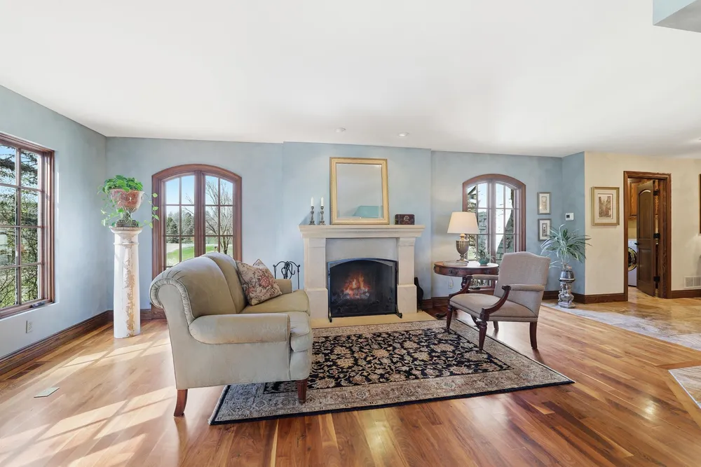 994 Wagon Wheel Trail, Mendota Heights, MN 55120