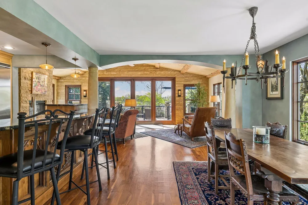 994 Wagon Wheel Trail, Mendota Heights, MN 55120