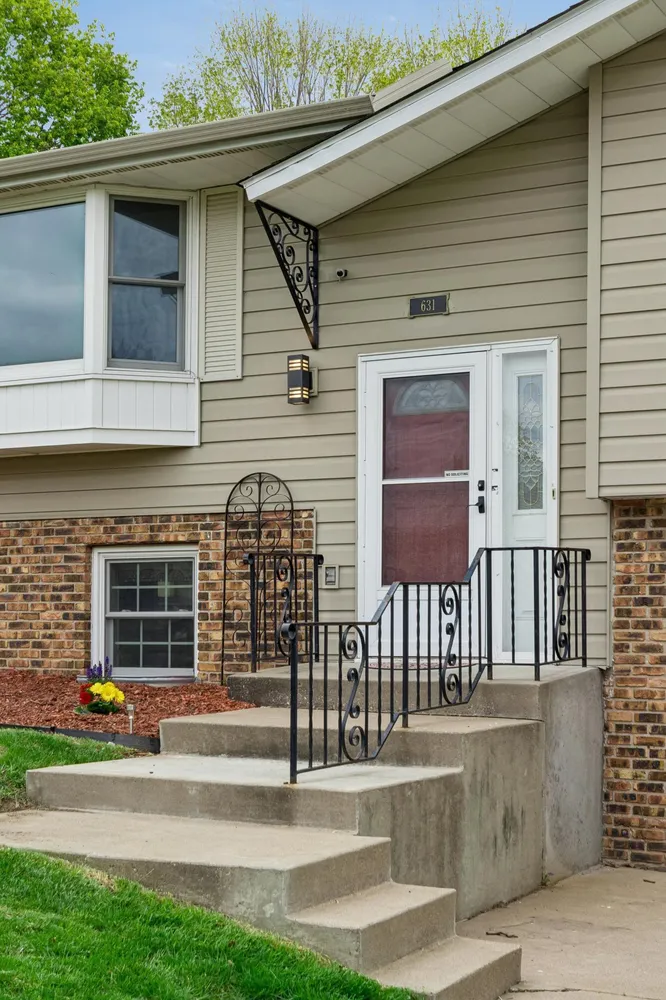 631 Greenway Ave N, Oakdale, MN 55128