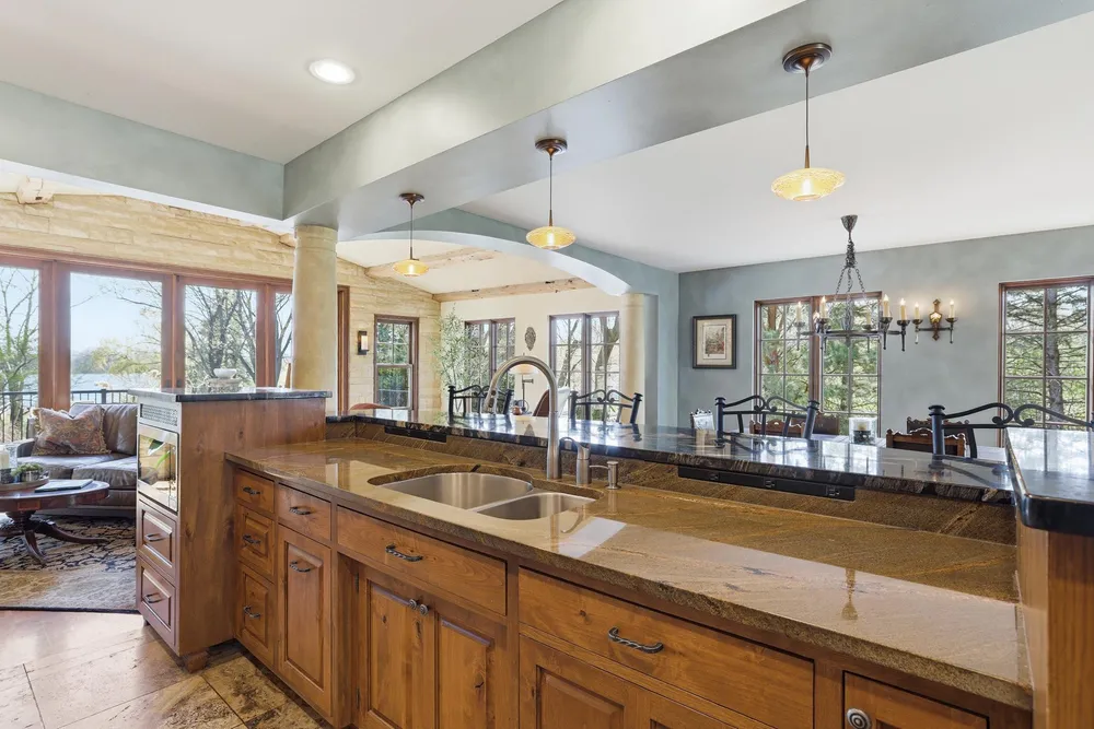 994 Wagon Wheel Trail, Mendota Heights, MN 55120