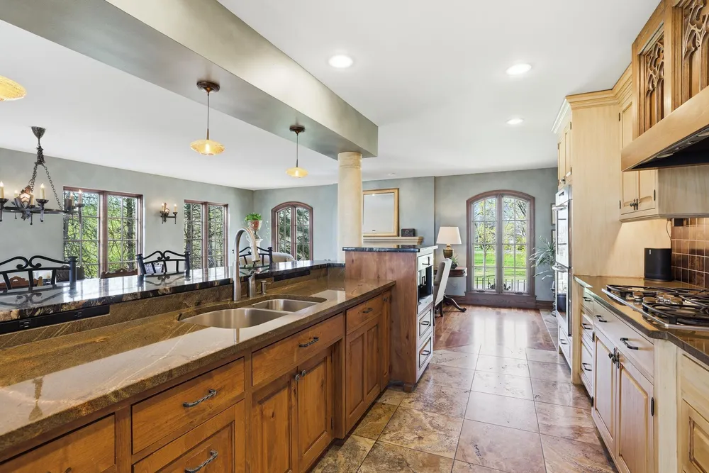 994 Wagon Wheel Trail, Mendota Heights, MN 55120