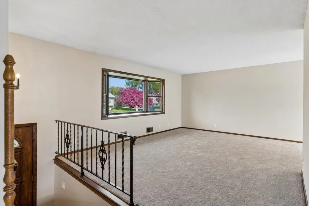631 Greenway Ave N, Oakdale, MN 55128