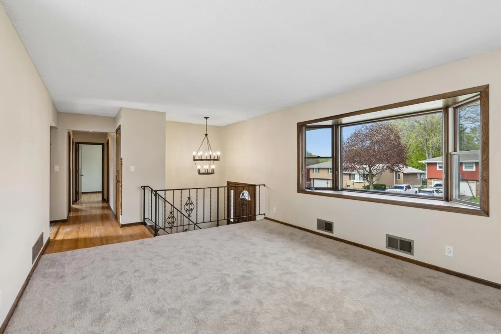 631 Greenway Ave N, Oakdale, MN 55128