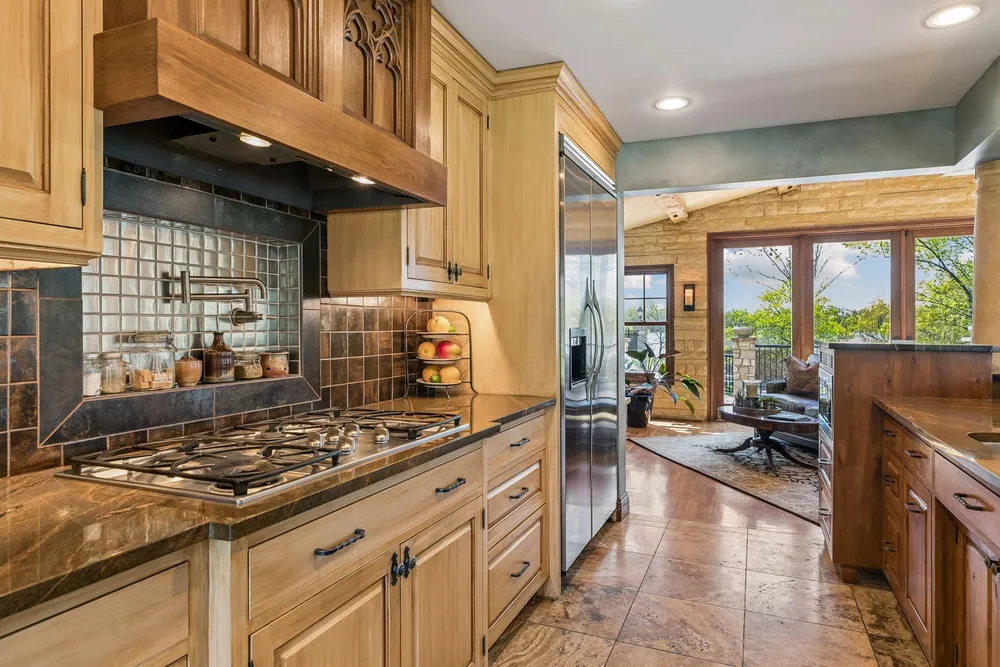 994 Wagon Wheel Trail, Mendota Heights, MN 55120