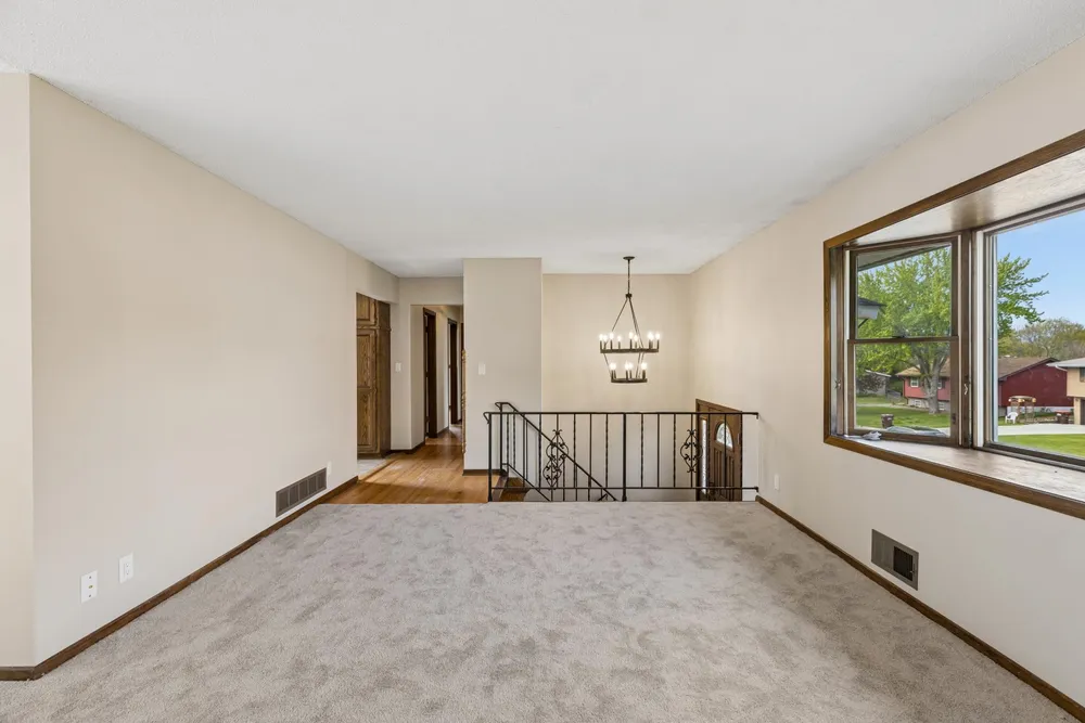 631 Greenway Ave N, Oakdale, MN 55128