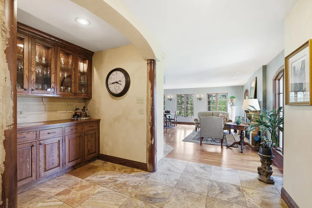 994 Wagon Wheel Trail, Mendota Heights, MN 55120