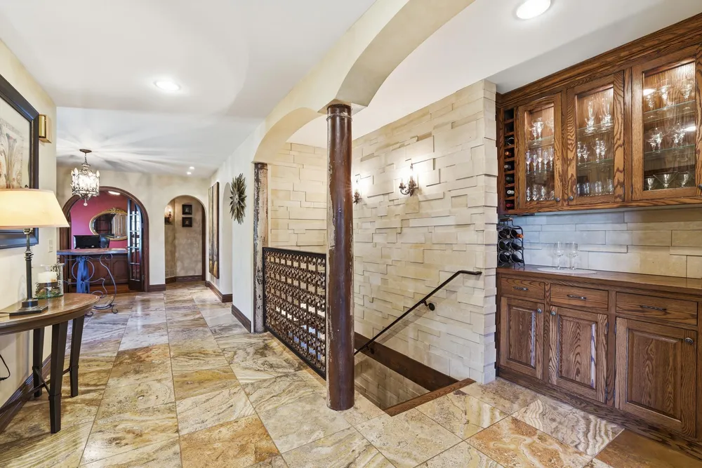 994 Wagon Wheel Trail, Mendota Heights, MN 55120