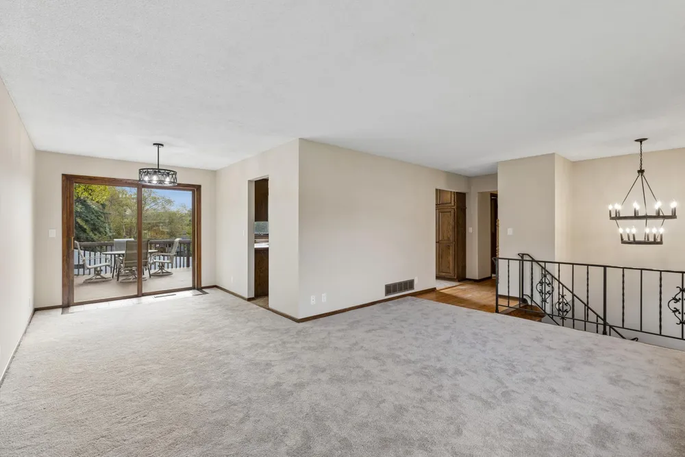 631 Greenway Ave N, Oakdale, MN 55128
