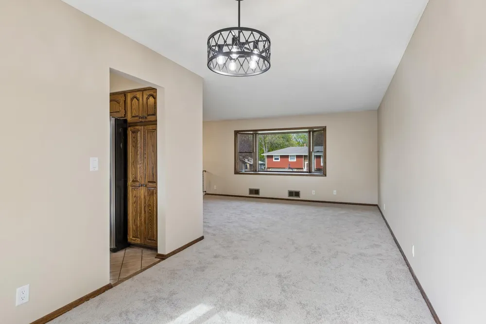 631 Greenway Ave N, Oakdale, MN 55128