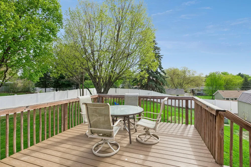 631 Greenway Ave N, Oakdale, MN 55128