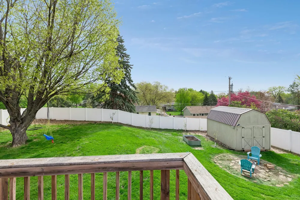 631 Greenway Ave N, Oakdale, MN 55128