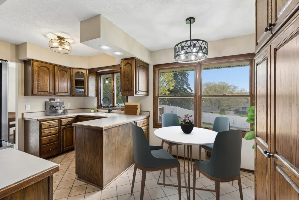 631 Greenway Ave N, Oakdale, MN 55128