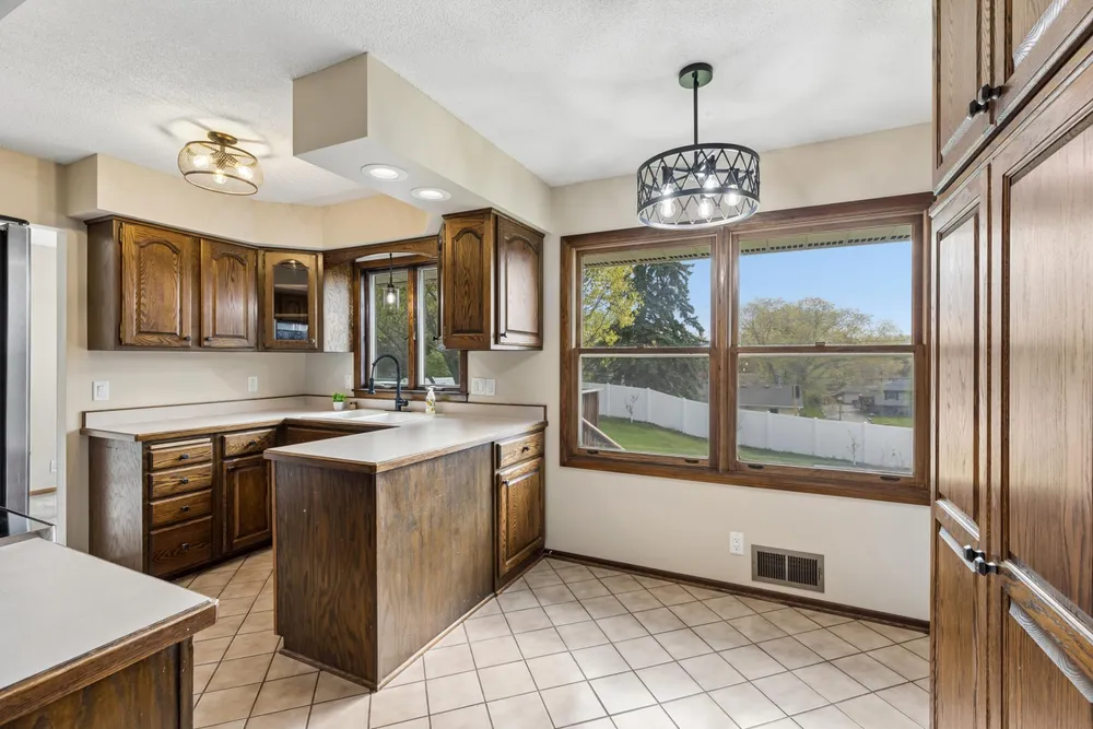 631 Greenway Ave N, Oakdale, MN 55128