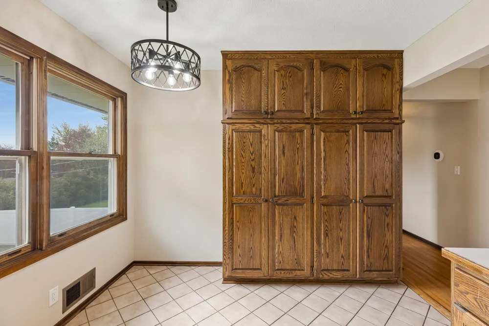 631 Greenway Ave N, Oakdale, MN 55128