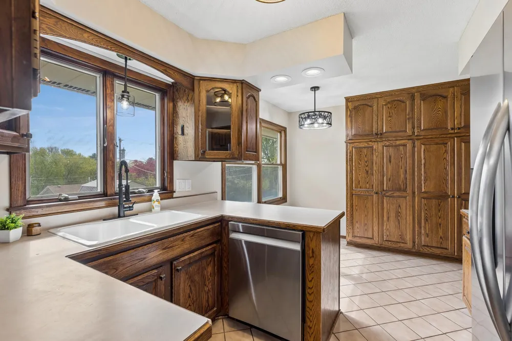 631 Greenway Ave N, Oakdale, MN 55128